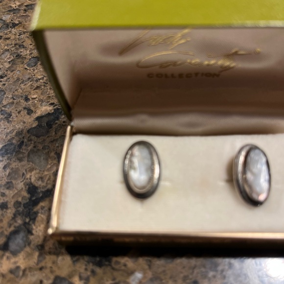 Vintage Lady Coventry Cameo Clip On Earrings - Picture 6 of 11